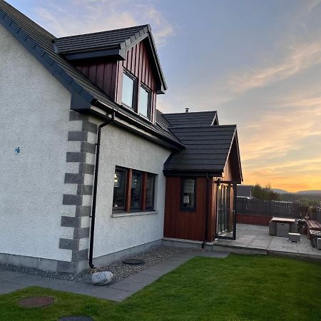 Alcantara- Modern Home With Hot Tub- Sleeps 10 Cromdale Exterior photo