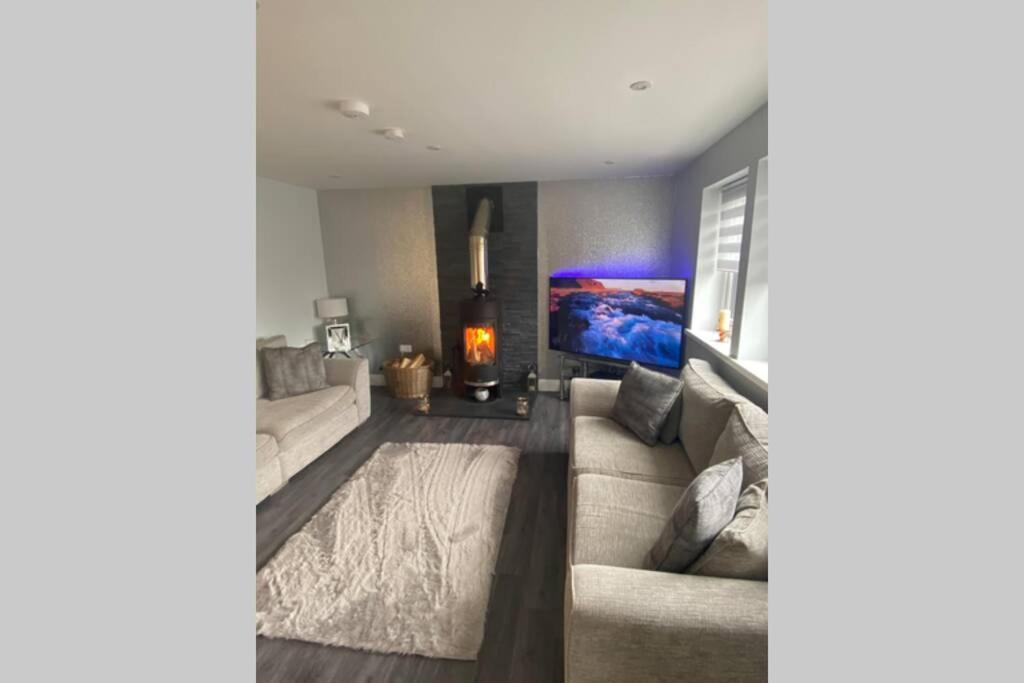 Alcantara- Modern Home With Hot Tub- Sleeps 10 Cromdale Exterior photo