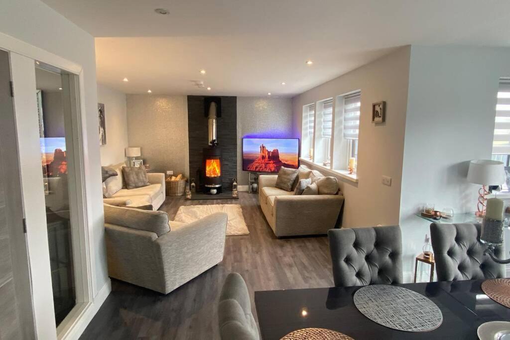 Alcantara- Modern Home With Hot Tub- Sleeps 10 Cromdale Exterior photo