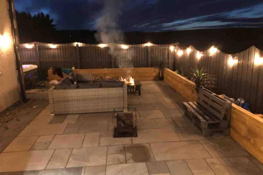 Alcantara- Modern Home With Hot Tub- Sleeps 10 Cromdale Exterior photo