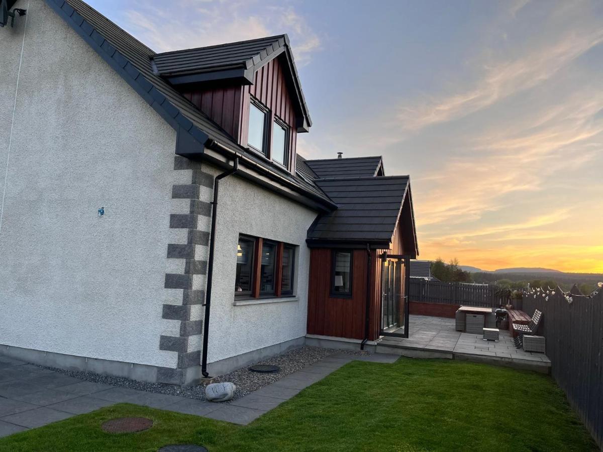 Alcantara- Modern Home With Hot Tub- Sleeps 10 Cromdale Exterior photo