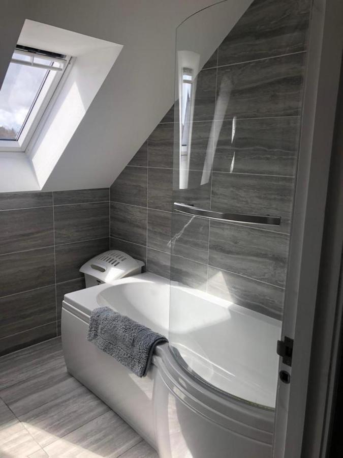 Alcantara- Modern Home With Hot Tub- Sleeps 10 Cromdale Exterior photo